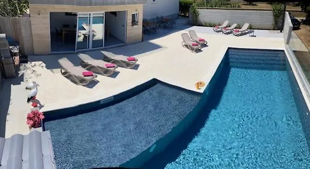 Croliday Apartment With Pool Nin Vrsi
