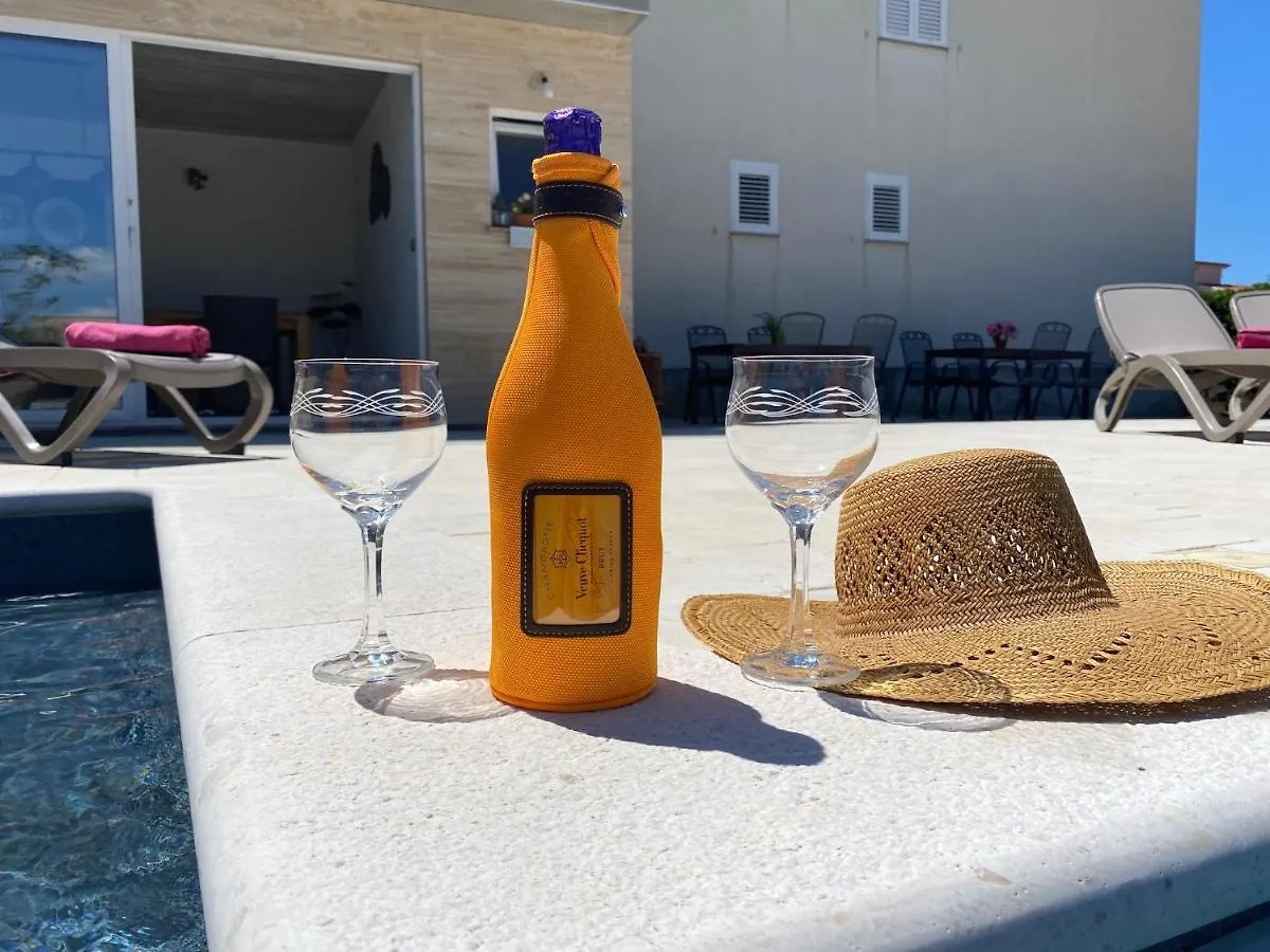 Croliday Apartment With Pool Nin Vrsi