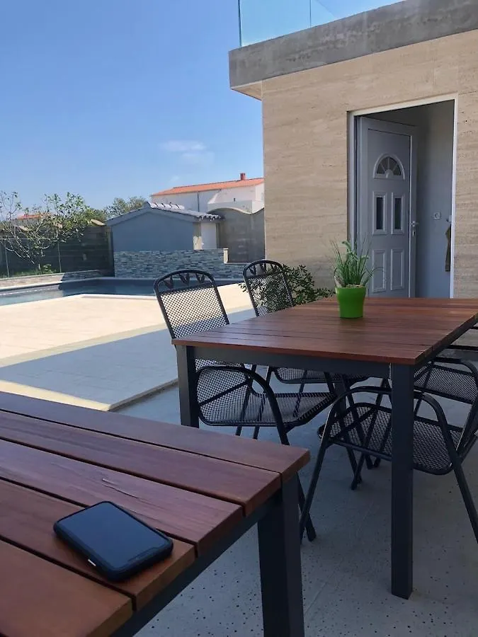 Croliday Apartment With Pool Nin Vrsi
