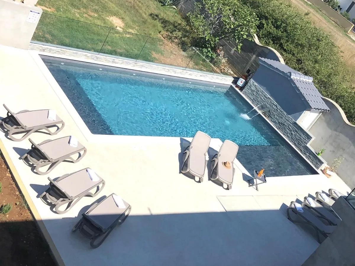 Croliday Apartment With Pool Nin Vrsi