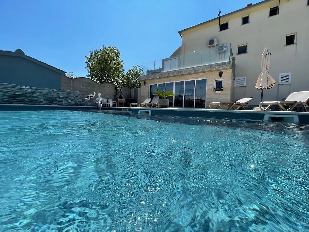 Croliday Apartment With Pool Nin Vrsi