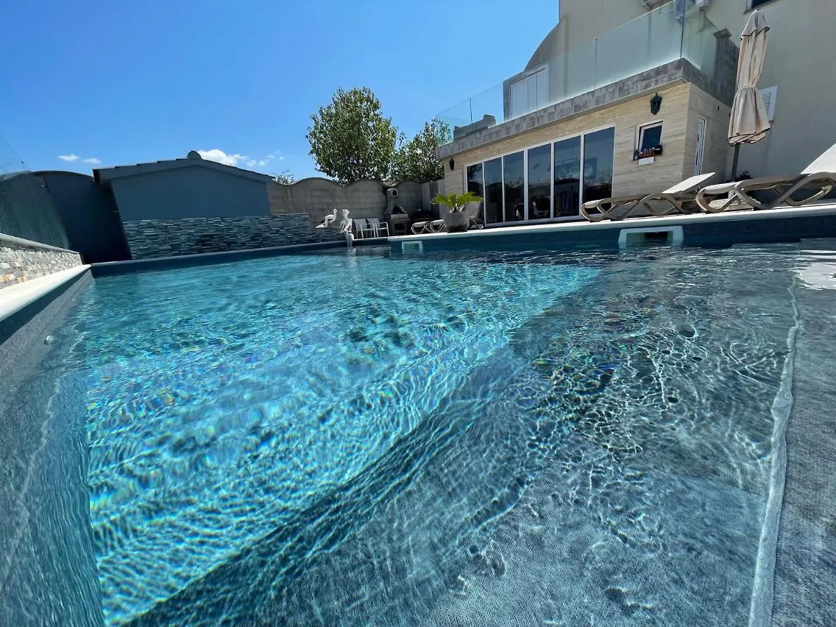 Croliday Apartment With Pool Nin Vrsi