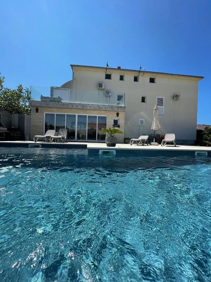Croliday Apartment With Pool Nin Vrsi