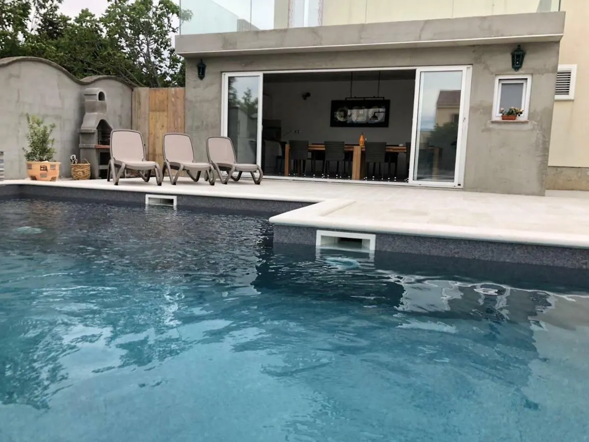 Croliday Apartment With Pool Nin Vrsi