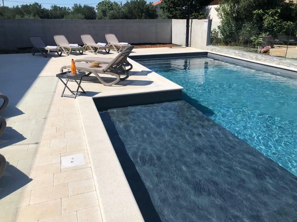 Croliday Apartment With Pool Nin Vrsi